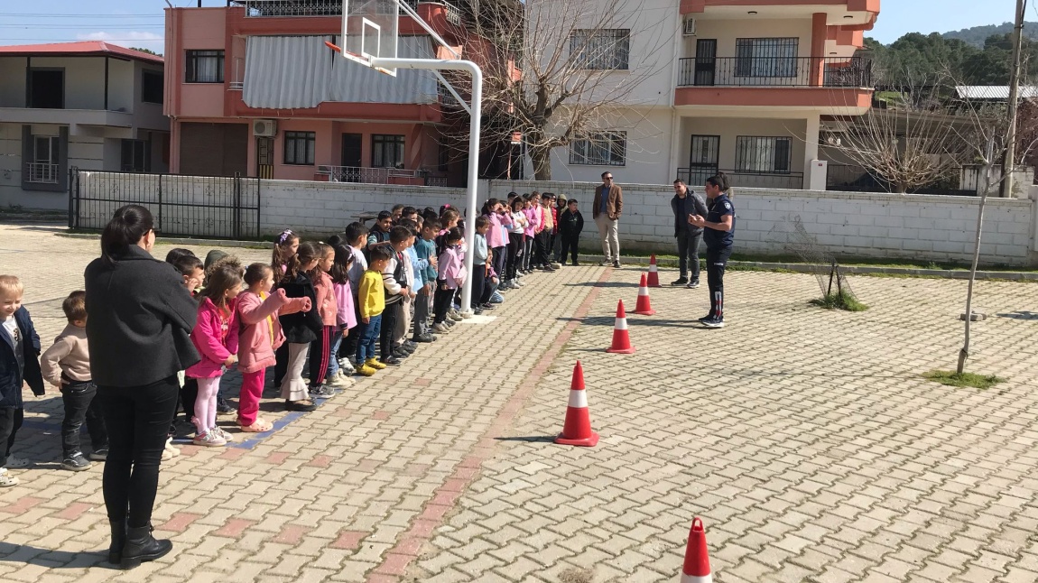 Manisa Büyükşehir Belediyesine bağlı itfaiye ekipleri tarafından öğrencilerimize yangın anında yapılması gerekenler hakkında eğitim verildi.